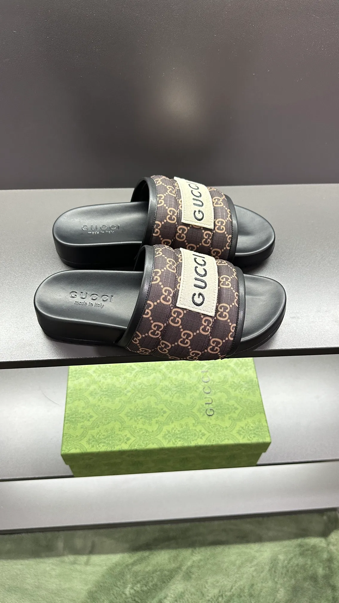 [G Family Couple Style] P: 300💰Female size 36~40 Men's size 39~45, (46. Custom-made Unisex GG slippers This slipper is made of GG polyester fiber and is decorated with a Gucci label on the front, adding a striking logo feel to the style. Beige GG recycled polyester fiber Unisex leather trim "Gucci Made in Italy" embroidered label Rubber sole Flat Made in Italy